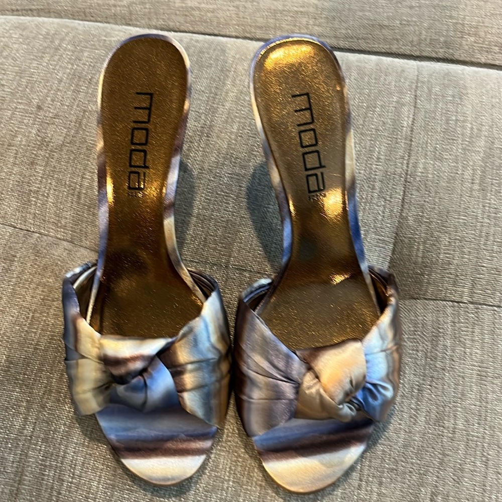 Adorable blue print silk sandals. Perfect for any summer activity.